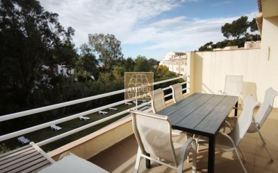 Spacious bungalow with a communal swimming pool and tennis court next to the golf club.